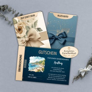 Könnte beinhalten: Geschenkset mit drei Karten mit Schleifen und Text. Eine Karte hat ein Blumendesign und den Text "ZEIT STATT ZEUG". Eine andere Karte hat eine blaue Schleife und den Text "ALLES GUTE!". Die dritte Karte ist ein Gutschein mit einem Landschaftsbild und dem Text "GUTSCHEIN".