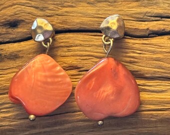 Kenneth Cole Coral Organische schelplook goudkleurige hangoorbellen Boho minimalistisch