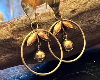 Vintage goudkleurige druppeloorbellen – modernistische statementsieraden met bladdetail