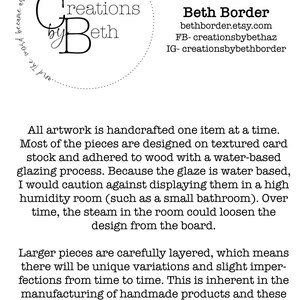 Pu&ograve; includere: Un logo in bianco e nero per Creations by Beth, un'azienda di arte artigianale. Il logo &egrave; un cerchio con il testo "Creations by Beth" all'interno. Il testo "Beth Border" &egrave; sotto il logo, insieme al sito web, Facebook e Instagram dell'azienda.