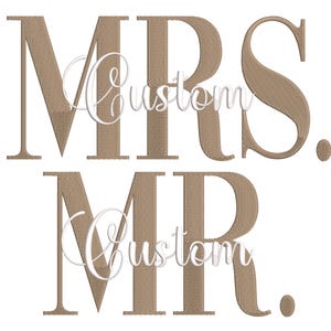 Puede incluir: Texto bordado de color beige sobre fondo blanco. Las palabras "MRS." y "MR." se muestran en una fuente serif, con la palabra "Custom" en una fuente cursiva superpuesta a las letras. El punto después de "MRS." y "MR." también es beige.