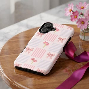 Schattig telefoonhoesje Coquette | Vintage patchwork dekenhoes | Roze strik, lint, bloemenraster, strepen, Grandmillennial shabby chic, stevig, magnetisch