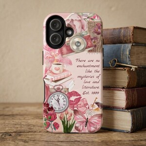 Funda para móvil con temática literaria para amantes de las novelas románticas / Bonita funda rosa con collage académico / Regalo con cita literaria y estética BookTok / Funda resistente para ratón de biblioteca con cierre magnético imagen 3