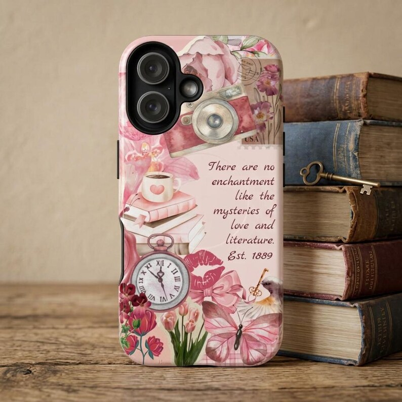 Funda para móvil con temática literaria para amantes de las novelas románticas / Bonita funda rosa con collage académico / Regalo con cita literaria y estética BookTok / Funda resistente para ratón de biblioteca con cierre magnético imagen 3