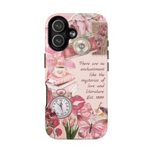 Funda para móvil con temática literaria para amantes de las novelas románticas / Bonita funda rosa con collage académico / Regalo con cita literaria y estética BookTok / Funda resistente para ratón de biblioteca con cierre magnético imagen 6