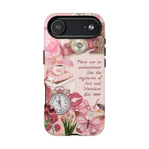Funda para móvil con temática literaria para amantes de las novelas románticas / Bonita funda rosa con collage académico / Regalo con cita literaria y estética BookTok / Funda resistente para ratón de biblioteca con cierre magnético imagen 7