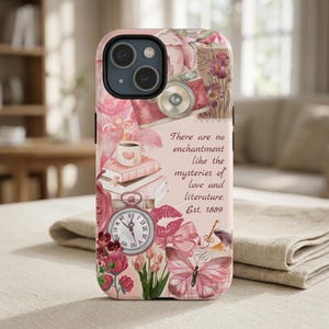 Funda para móvil con temática literaria para amantes de las novelas románticas / Bonita funda rosa con collage académico / Regalo con cita literaria y estética BookTok / Funda resistente para ratón de biblioteca con cierre magnético imagen 2