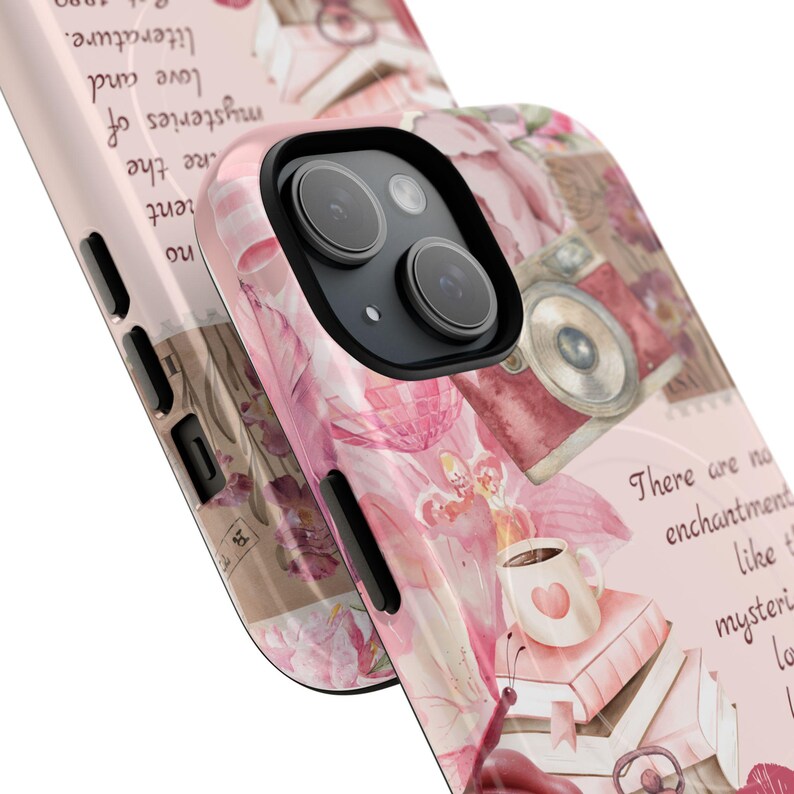 Funda para móvil con temática literaria para amantes de las novelas románticas / Bonita funda rosa con collage académico / Regalo con cita literaria y estética BookTok / Funda resistente para ratón de biblioteca con cierre magnético imagen 9