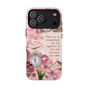 Funda para móvil con temática literaria para amantes de las novelas románticas / Bonita funda rosa con collage académico / Regalo con cita literaria y estética BookTok / Funda resistente para ratón de biblioteca con cierre magnético imagen 8