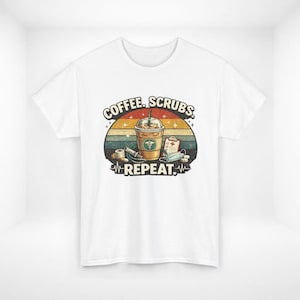 Könnte beinhalten: Ein weißes Kurzarm-T-Shirt mit einem Grafikdruck eines Eiskaffeebechers, eines Stethoskops, eines medizinischen Klemmbretts und Pillen. Der Text COFFEE. SCRUBS. REPEAT. steht vor einem Retro-Sonnenuntergang mit einer Herzschlaglinie.