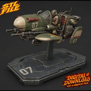 Könnte beinhalten: Ein detailliertes Modell eines Sci-Fi-Kampfflugzeugs in Olivgrün mit cremefarbenen Akzenten, versehen mit der Nummer 07, zwei Front-Maschinengewehren und einer Pilotenfigur im Cockpit, montiert auf einem rechteckigen Sockel mit der Nummer 07.
