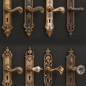 Puede incluir: Una colección de ocho manijas de puerta ornamentadas con placas, con varios acabados metálicos que incluyen latón antiguo y bronce. Los diseños incluyen incrustaciones de porcelana floral, volutas intrincadas, motivos de cabeza de león y un pomo de cristal transparente.