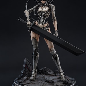 Könnte beinhalten: Eine Cyborg-Figur mit kurzem schwarzem Haar, dunkler Visor-Brille und freiliegenden mechanischen Details an Brustkorb und Gliedmaßen. Die Figur hält ein großes schwarzes Schwert und steht auf einem felsigen Sockel mit AURORA-Plakette.