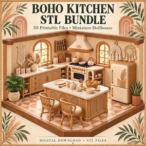 Könnte beinhalten: Ein Miniatur-Puppenhausküchen-Set mit 3D-druckbaren STL-Dateien. Die Szene umfasst eine Kücheninsel mit zwei Rattanstühlen, einen Kühlschrank, einen Herd, ein Waschbecken sowie verschiedene dekorative Accessoires wie Pflanzen und Wandbehänge.