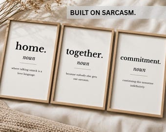 Juego de 3 láminas decorativas para dormitorio de parejas, con el lema "Construido sobre el sarcasmo", decoración divertida para relaciones, arte moderno y neutro para dormitorio, descarga digital.