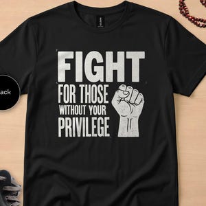 Camiseta Softstyle "Lucha por aquellos sin tus privilegios", camiseta BLM, regalo de justicia social, camiseta de protesta, camiseta Softstyle unisex Gildan 64000