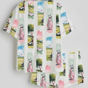 Peut inclure: Une tasse en c&eacute;ramique blanche avec une anse noire et l'inscription "But First, Coffee" en gras noir. La tasse est pos&eacute;e sur un fond flou, sugg&eacute;rant un cadre chaleureux.