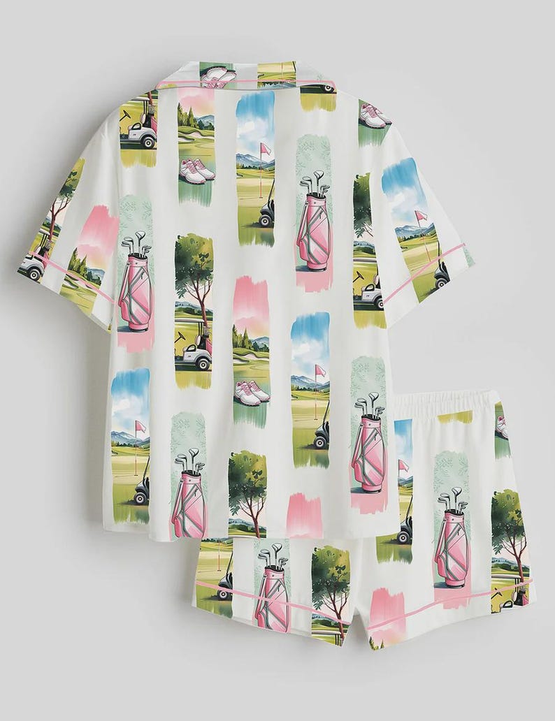 Peut inclure: Une tasse en c&eacute;ramique blanche avec une anse noire et l'inscription "But First, Coffee" en gras noir. La tasse est pos&eacute;e sur un fond flou, sugg&eacute;rant un cadre chaleureux.