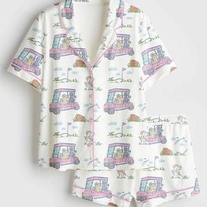 K&ouml;nnte beinhalten: Rustikales Holzschild mit dem Text "Welcome to our home" in wei&szlig;er Schrift. Das Schild hat eine Used-Optik und ein schlichtes, einladendes Design, perfekt f&uuml;r eine Veranda oder einen Eingangsbereich.