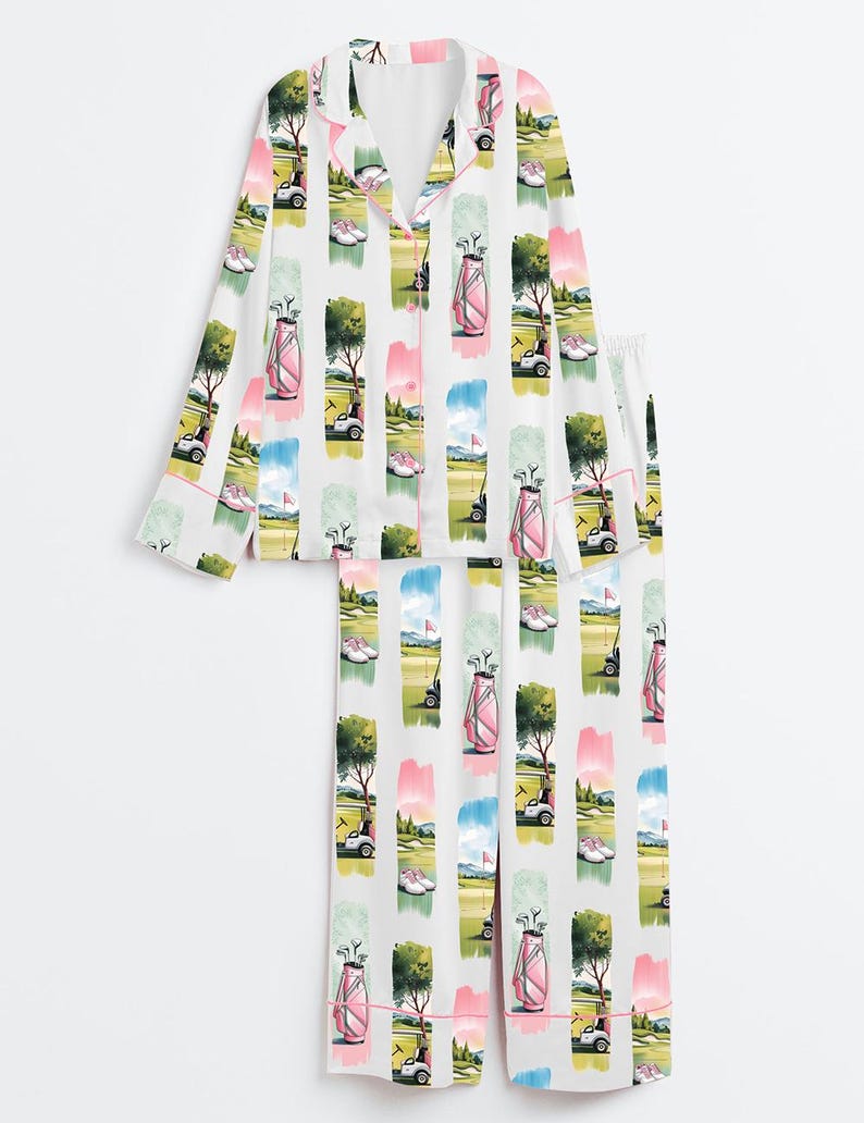 Peut inclure: Ensemble de pyjama blanc avec un motif sur le th&egrave;me du golf. Le motif pr&eacute;sente des rayures verticales avec des illustrations de sacs de golf, de voiturettes de golf, de chaussures de golf et d'arbres en rose, vert, bleu et jaune. L'ensemble comprend un haut boutonn&eacute; et un pantalon assorti.