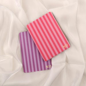 Könnte beinhalten: Ein handgefertigtes Holzschild mit dem Text "Welcome to our home" in handschriftlichem Stil. Das Schild ist weiß lackiert und hat einen dunkel gebeizten Holzrahmen. Das Schild ist 30 cm breit und 20 cm hoch.