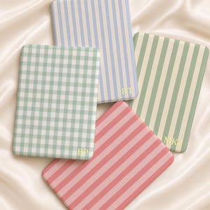 Personligt avtagbart Kindle-fodral, pastellränder i gingham-mönster, genomskinlig magnetisk baksida för Paperwhite 12:e 7-tums Kindle 2024, present till henne
