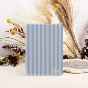 Funda Kindle personalizada con rayas azules, correa desmontable para 11.ª y 12.ª generación, Paperwhite Colorsoft, monograma de regalo