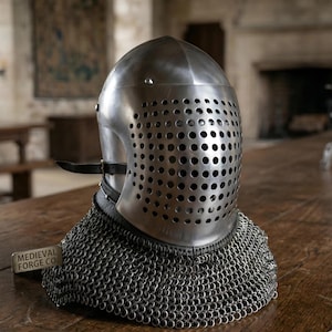 Puede incluir: Juego de tres botes de cerámica blanca con tapas de madera. Los botes tienen un diseño texturizado y acanalado. Diferentes tamaños, ideales para el almacenamiento en la cocina.