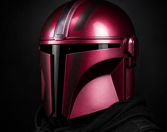 Casco metálico carmesí hecho a mano estilo mandaloriano, disfraz de guerrero de ciencia ficción para LARP y cosplay.