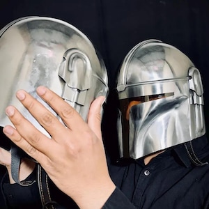 Może przedstawiać: Zestaw trzech ceramicznych kubk&oacute;w z nakrapianym, matowym wykończeniem. Kubki są w odcieniach kremu, jasnoszarym i ciemnoszarym. Każdy kubek ma prosty, minimalistyczny design, idealny do kawy lub herbaty.