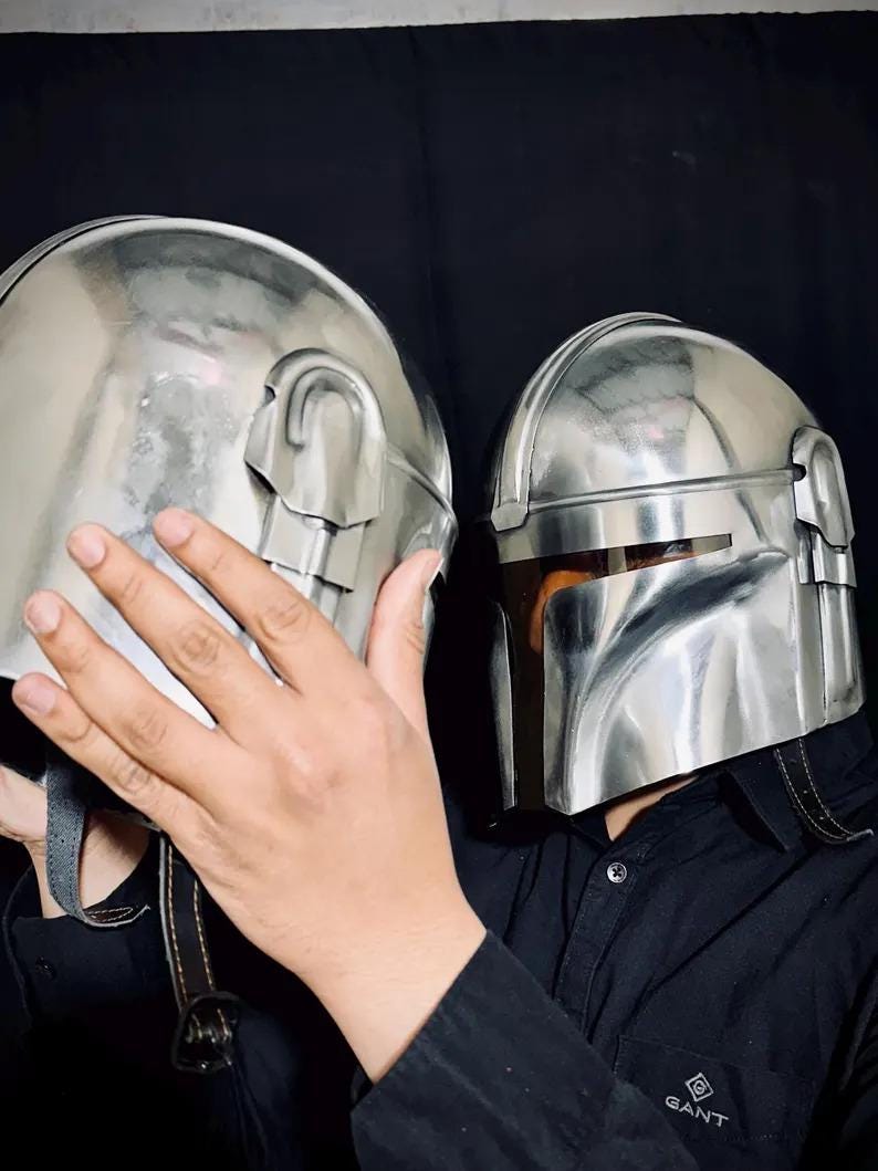 Może przedstawiać: Zestaw trzech ceramicznych kubk&oacute;w z nakrapianym, matowym wykończeniem. Kubki są w odcieniach kremu, jasnoszarym i ciemnoszarym. Każdy kubek ma prosty, minimalistyczny design, idealny do kawy lub herbaty.