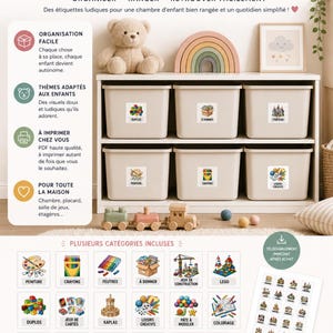 Peut inclure: Étiquettes imprimables pour le rangement des enfants. L'image présente une étagère blanche avec des bacs de rangement étiquetés, un arc-en-ciel en bois et un ours en peluche. Les étiquettes incluent des catégories comme Duplos, Crayons et Château.