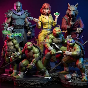 Op de afbeelding: Een groep gedetailleerde actiefiguren met personages uit de Teenage Mutant Ninja Turtles-franchise. De figuren omvatten de Turtles, Shredder, April O'Neil en Splinter. De figuren staan op een gedetailleerde basis met straatnaamborden.