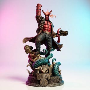 Op de afbeelding: Gedetailleerd Hellboy-beeld. De roodhuidige demonfiguur poseert met een opgeheven vuist en een pistool. Hij draagt een lange jas, riem en broek. De basis heeft een gebeeldhouwd ontwerp met het woord "Hellboy". Het beeld is ongeveer 30 cm hoog.