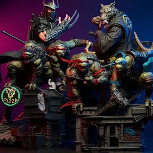 Puede incluir: Una estatua detallada con las Tortugas Ninja y sus adversarios. Las figuras incluyen a Shredder, Splinter y las cuatro tortugas, posando en un tejado con un letrero de neón "Pizza". La paleta de colores incluye tonos de verde, rojo y negro.