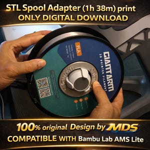 Puede incluir: Un adaptador de carrete de filamento de impresora 3D negro y verde azulado con el texto "GIANTARM 3D PRINTER FILAMENT" y "PLA". El texto "STL Spool Adapter (1h 38m) print ONLY DIGITAL DOWNLOAD" está en la parte superior. El diseño es 100% original de MDS y compatible con Bambu Lab AMS Lite.
