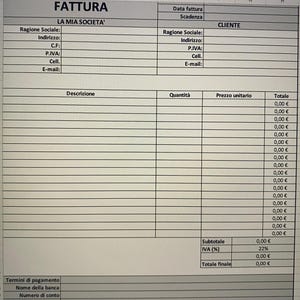 Può includere: Un foglio di calcolo con la parola italiana "FATTURA" in alto, che significa fattura. Il documento è diviso in sezioni per le informazioni sull'azienda e sul cliente, con campi per descrizioni, quantità e totali. L'IVA è del 22%.