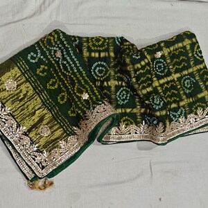 Puede incluir: Una taza de cer&aacute;mica blanca con un asa negra y el texto "But First, Coffee" en un estilo manuscrito. La taza est&aacute; sobre una superficie blanca. La taza mide 10 cm de alto.