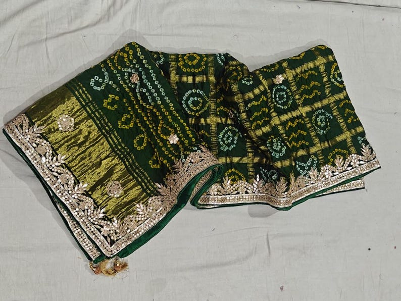 Puede incluir: Una taza de cer&aacute;mica blanca con un asa negra y el texto "But First, Coffee" en un estilo manuscrito. La taza est&aacute; sobre una superficie blanca. La taza mide 10 cm de alto.