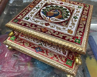 Supporto per Puja in legno Meenakari Chowki / Pavone multicolore