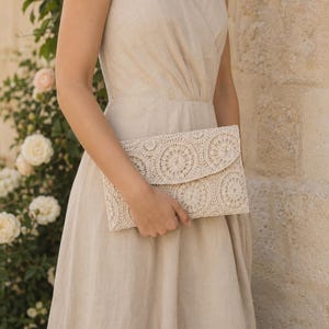 Bolso de mano de ganchillo de algodón color marfil, bolso de novia, bolso de noche para bodas con forro a rayas.