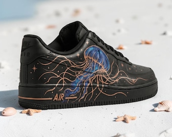 Zapatillas AF1 personalizadas con diseño de medusas, pintadas a mano en azul océano y dorado, con efecto personalizado sobre zapatillas AF1 negras. Un regalo único para él o para ella.