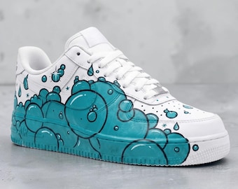 Zapatillas AF1 personalizadas con grafiti de burbujas, zapatillas pintadas a mano en color verde azulado con burbujas, zapatillas AF1 con burbujas de dibujos animados en azul verdoso, calzado urbano.