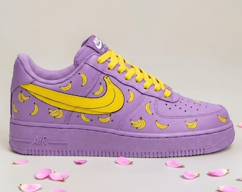 Zapatillas deportivas AF1 personalizadas con diseño de plátano, pintadas a mano en color morado, con un estampado único de frutas, regalo personalizado para él o para ella.