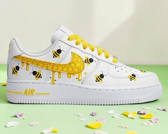 Zapatillas AF1 personalizadas con diseño de abeja, zapatillas pintadas a mano con diseño de abeja, zapatillas con efecto de panal de abeja con pintura por goteo, zapatillas AF1 únicas en amarillo y blanco.