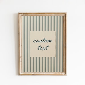 Può includere: Un cartello in legno fatto a mano con la scritta "Welcome to our home" in stile scritto a mano. Il cartello bianco presenta lettere nere e una finitura invecchiata, adatto per interni o esterni.