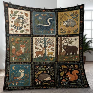 Puede incluir: Una gran manta negra con nueve paneles cuadrados que ilustran animales del bosque. Cada panel presenta un animal diferente, como un mapache, una mofeta, un zorro, un ciervo, un oso, un búho, un erizo y una ardilla, rodeado de diseños florales y de hojas.