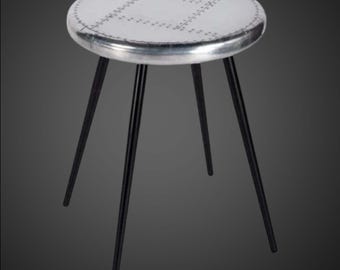Banqueta Aviator em Alumínio Rebitado | Assento Metálico Estilo Aeronáutico com Pernas Pretas | Banqueta de Bar Industrial para Aviação