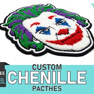 Könnte beinhalten: Ein Chenille-Patch mit dem Gesicht des Jokers, mit grünen, lila, roten und blauen Details. Der Patch hat einen schwarzen Rand und befindet sich auf weißem Hintergrund. Der Text "CUSTOM CHENILLE PATCHES" wird darunter angezeigt.