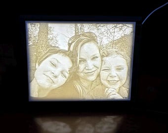 Lampada fotografica personalizzata con litofania, ideale per esporre foto in occasione della Festa della Mamma.
